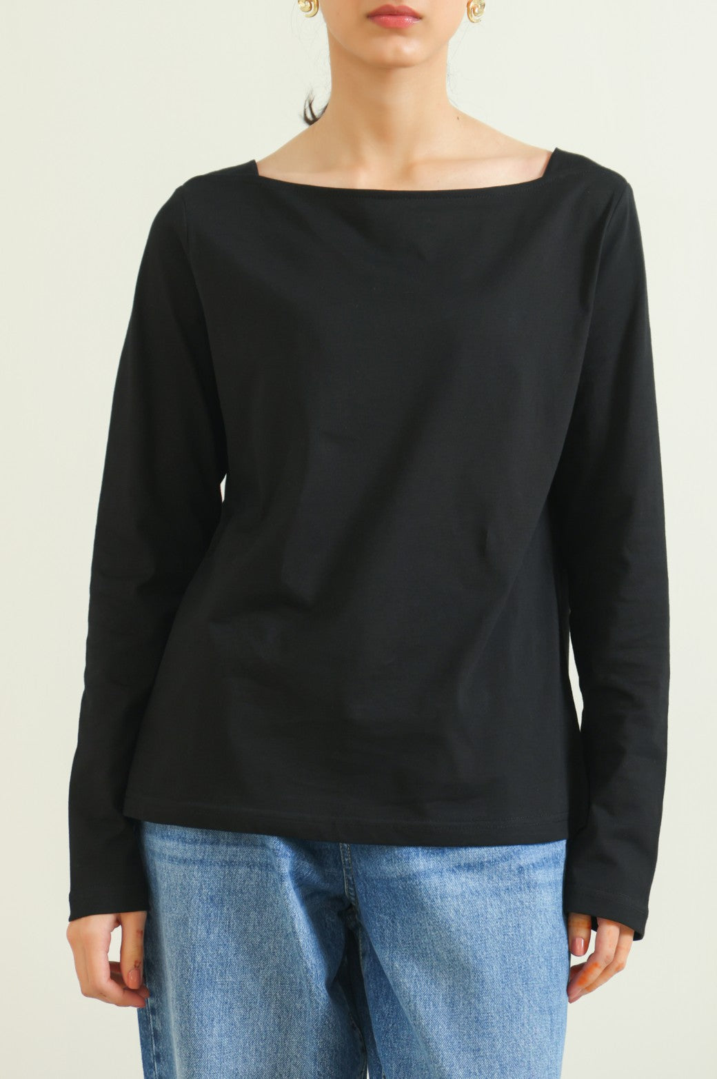 BLACK WIDE-NECK TEE