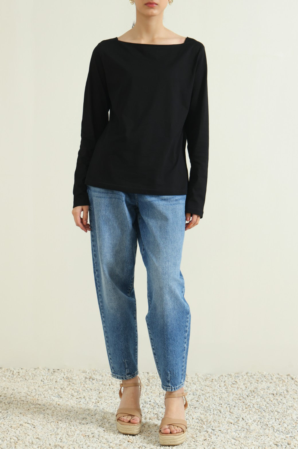 BLACK WIDE-NECK TEE