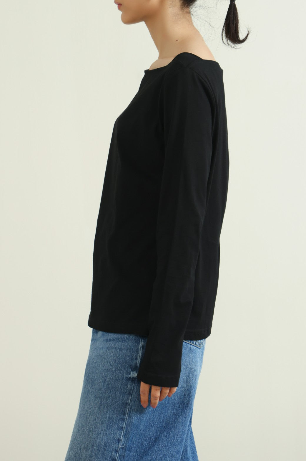 BLACK WIDE-NECK TEE