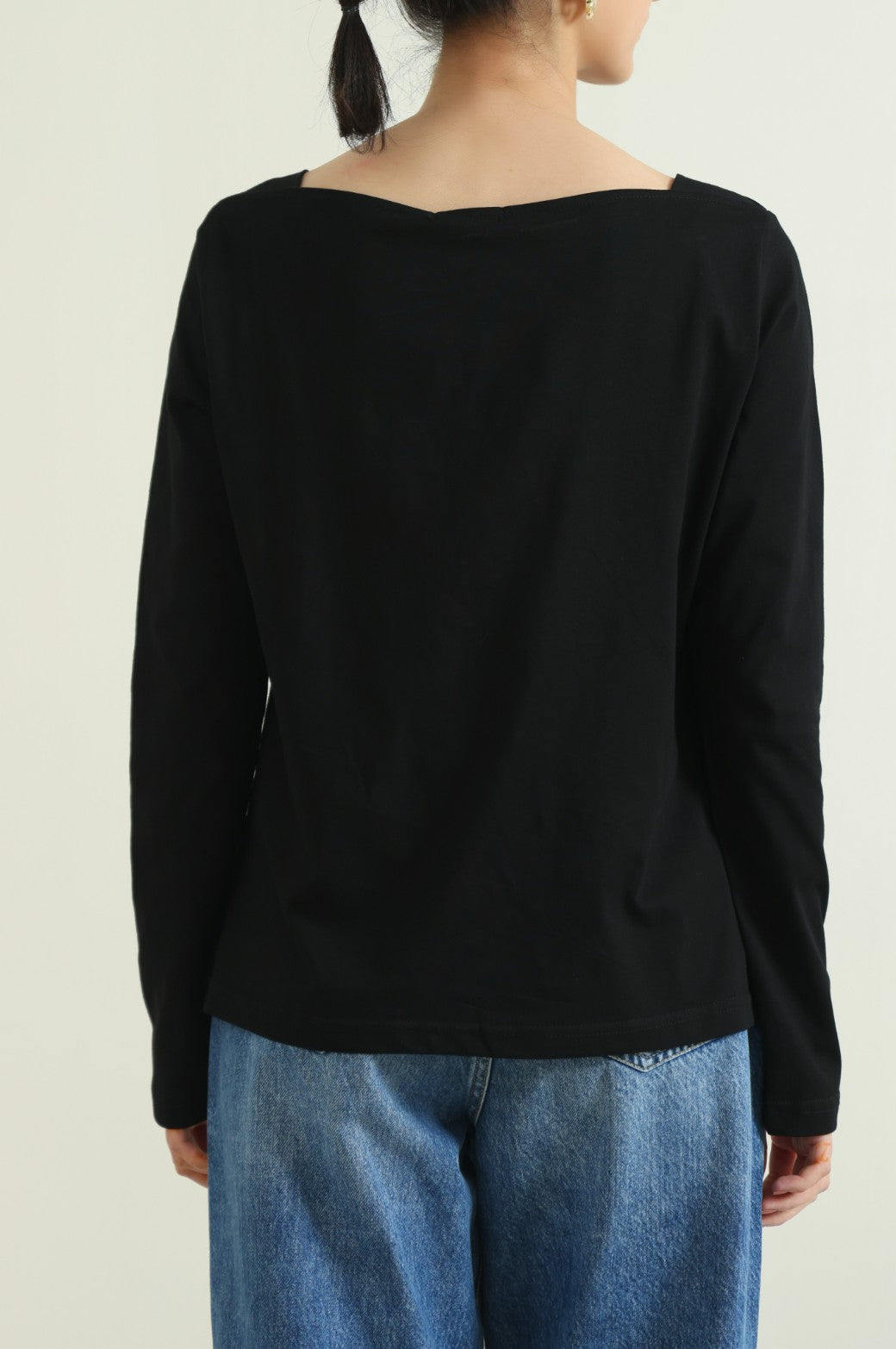 BLACK WIDE-NECK TEE