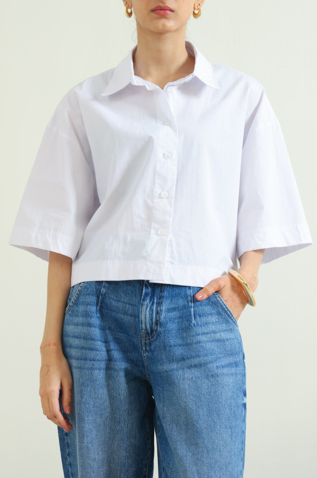 WHITE SHORT SHIRT WITH STRETCHY BACK