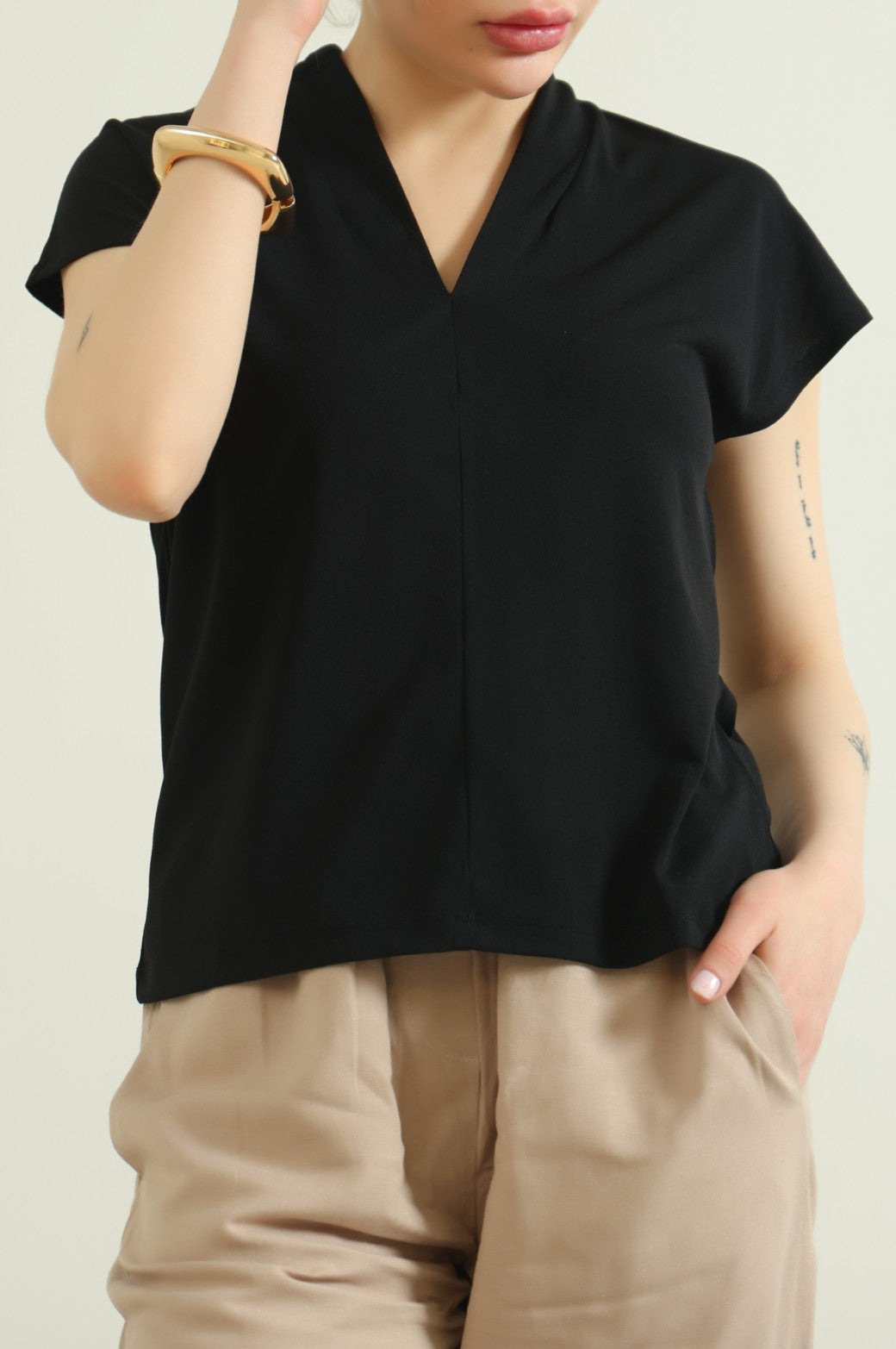 BLACK STRETCHY V-NECK TOP