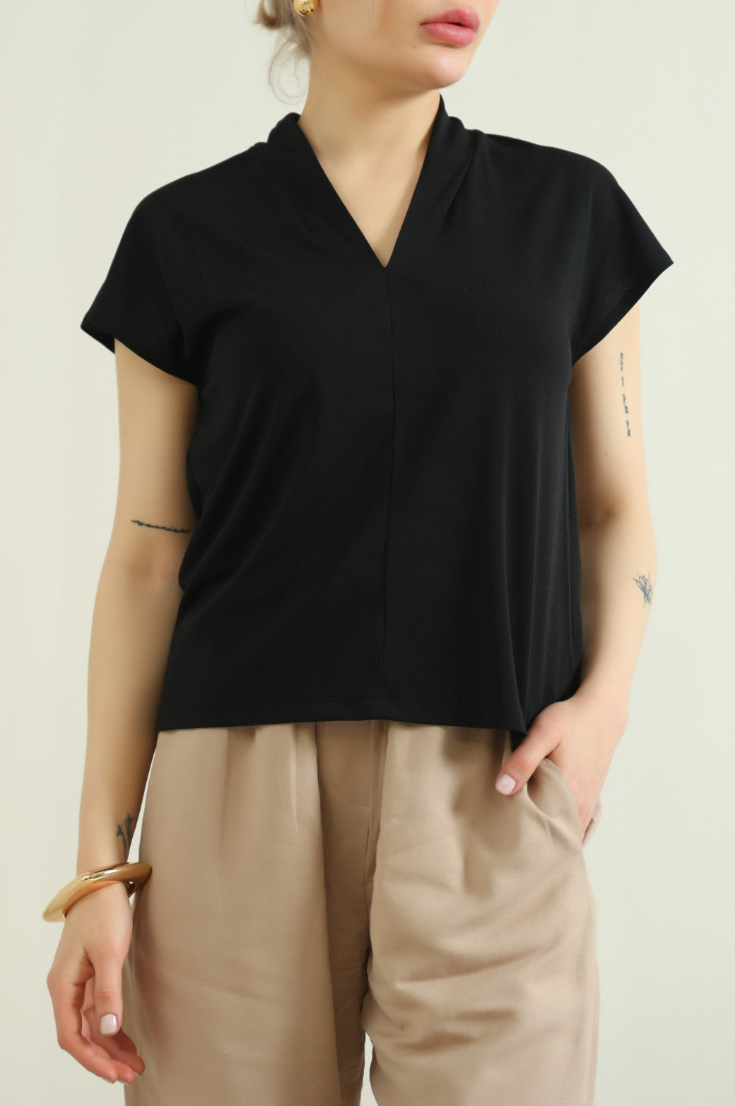 BLACK STRETCHY V-NECK TOP