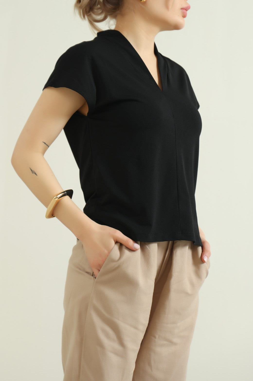 BLACK STRETCHY V-NECK TOP
