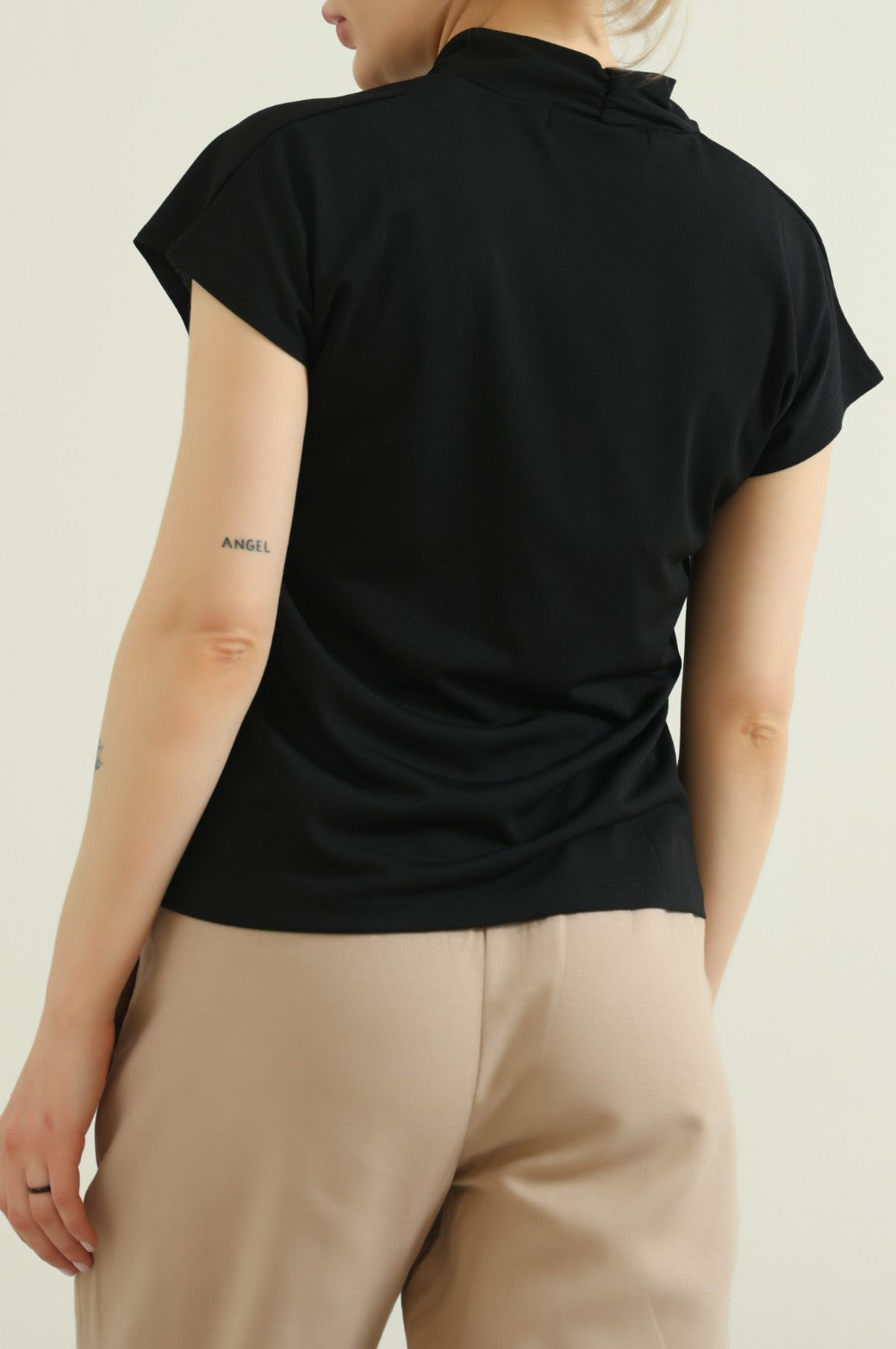 BLACK STRETCHY V-NECK TOP