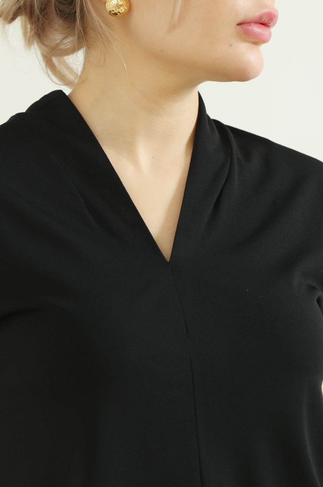 BLACK STRETCHY V-NECK TOP
