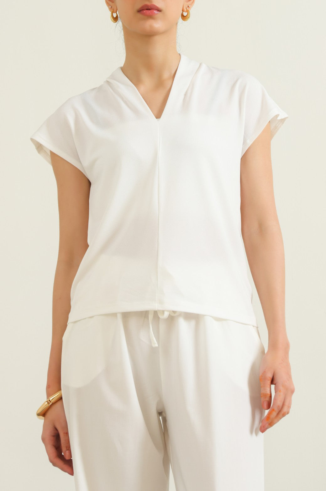 WHITE STRETCHY V-NECK TOP