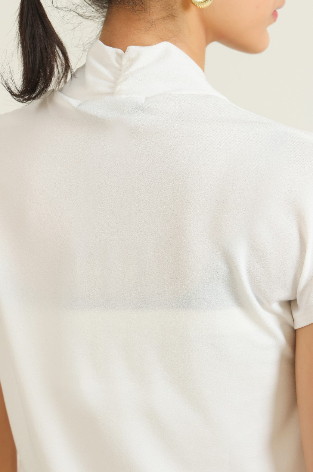 WHITE STRETCHY V-NECK TOP