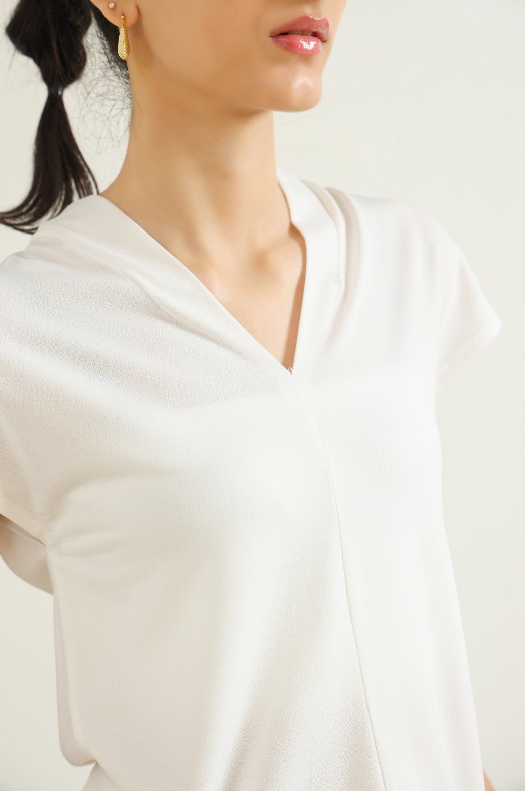 WHITE STRETCHY V-NECK TOP
