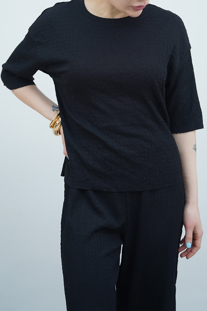 BLACK TEXTURED STRETCHY TOP