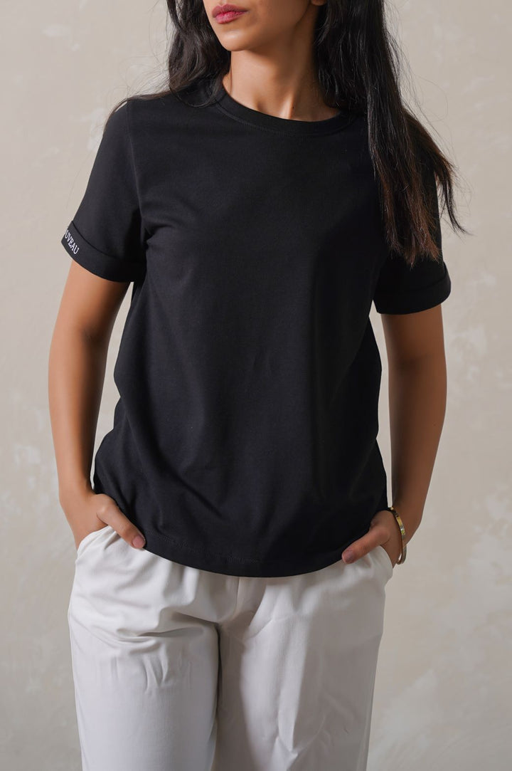 BLACK TEE WITH SLEEVE PRINT