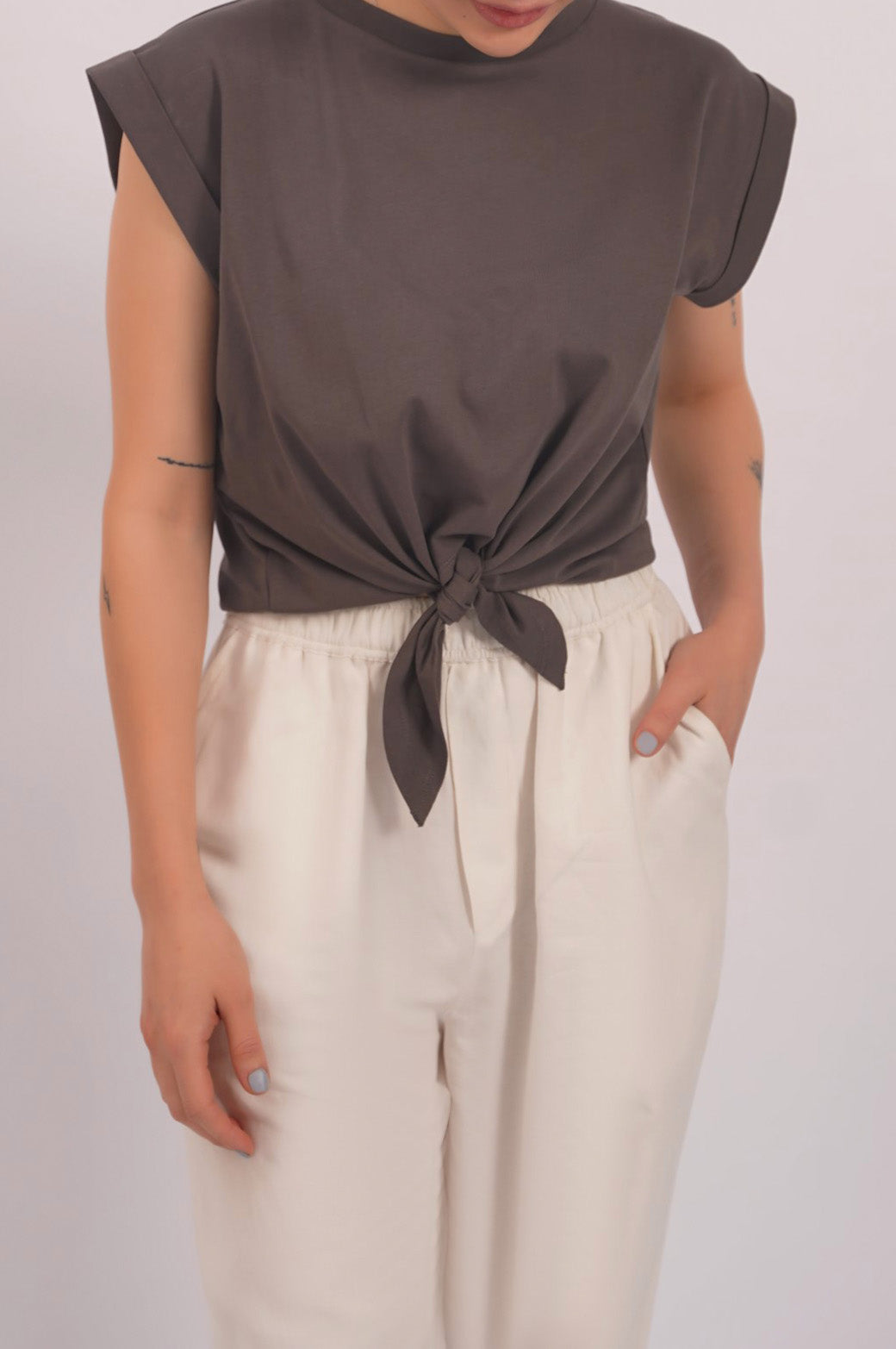 CHARCOAL FRONT KNOT TEE