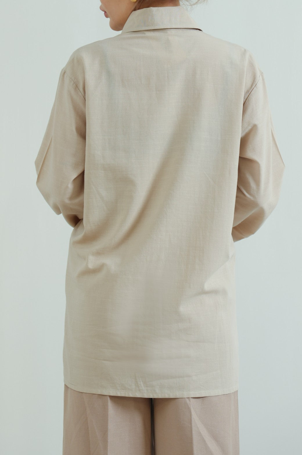 BEIGE BASIC BUTTON DOWN SHIRT