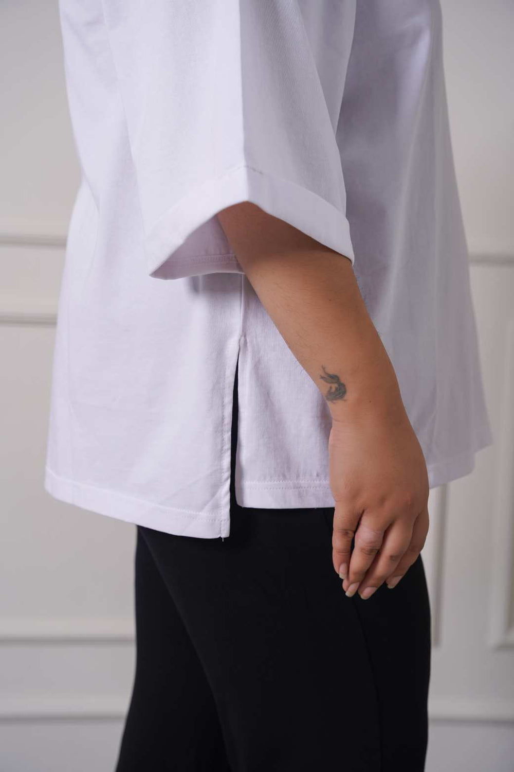 WHITE CURVE DROPT SHIRT