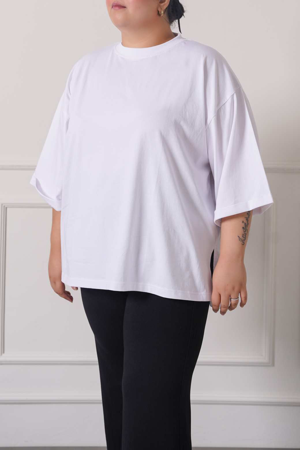 WHITE CURVE DROPT SHIRT