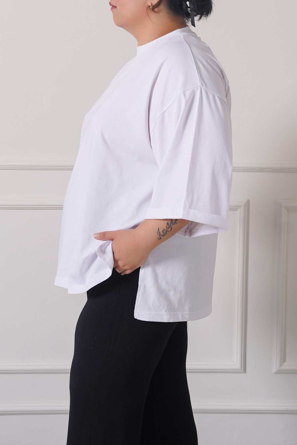 WHITE CURVE DROPT SHIRT