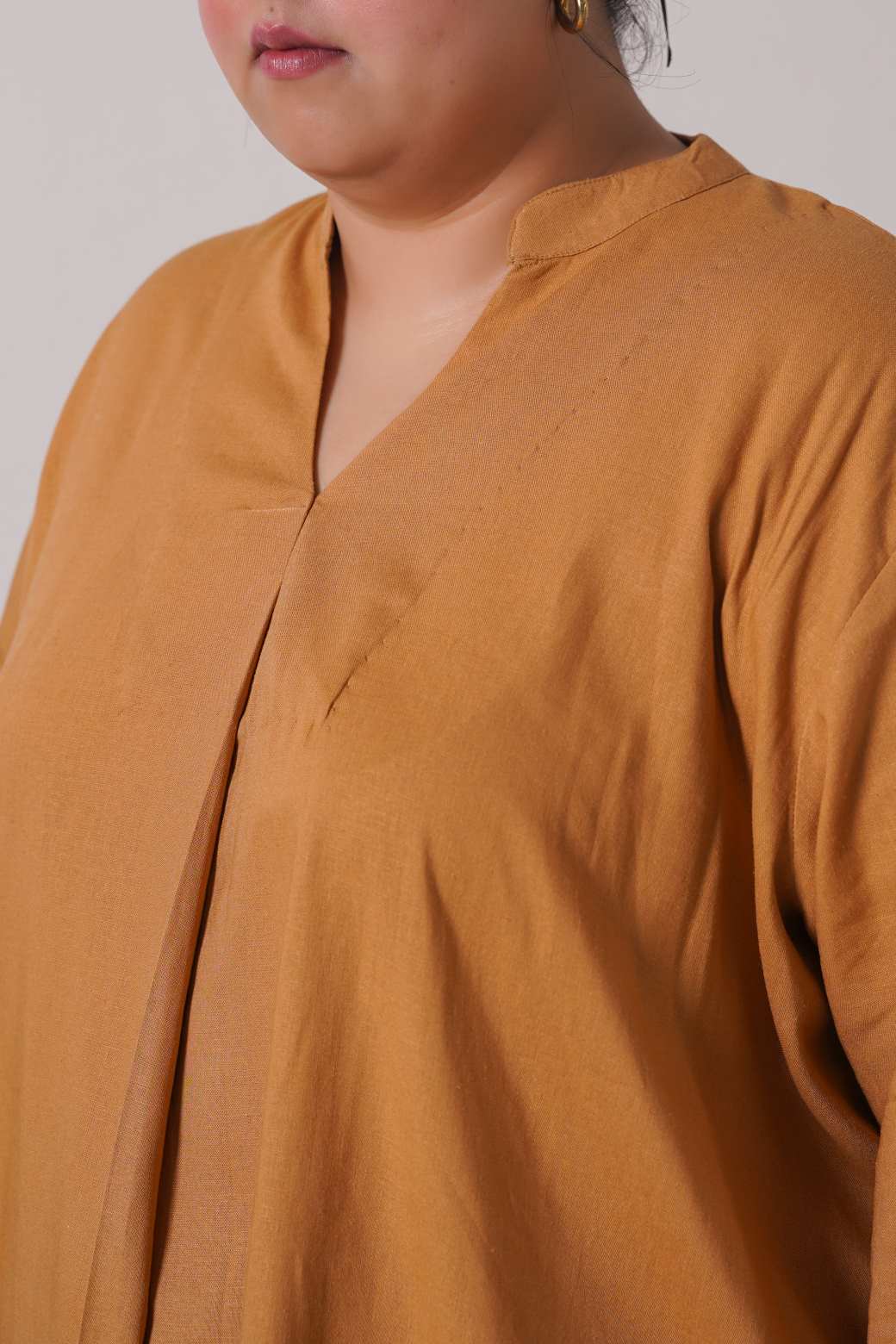 CAMEL CURVE LINEN PLEATED BLOUSE