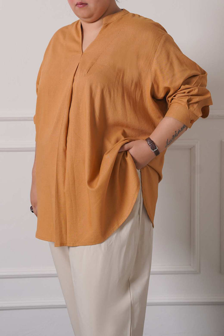 CAMEL CURVE LINEN PLEATED BLOUSE