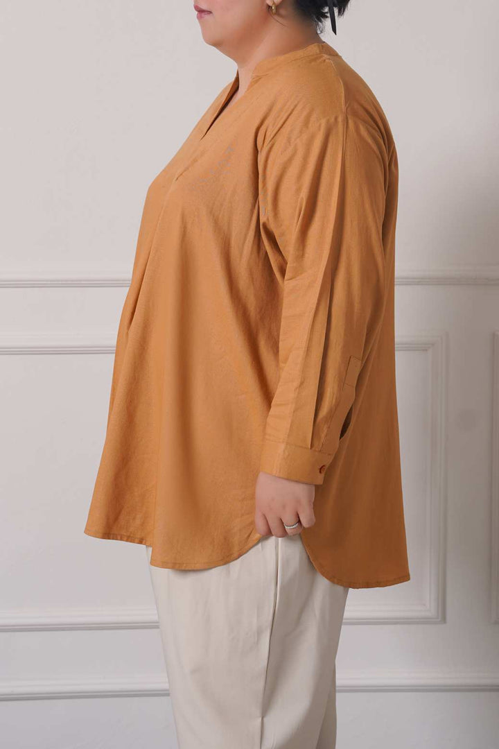 CAMEL CURVE LINEN PLEATED BLOUSE