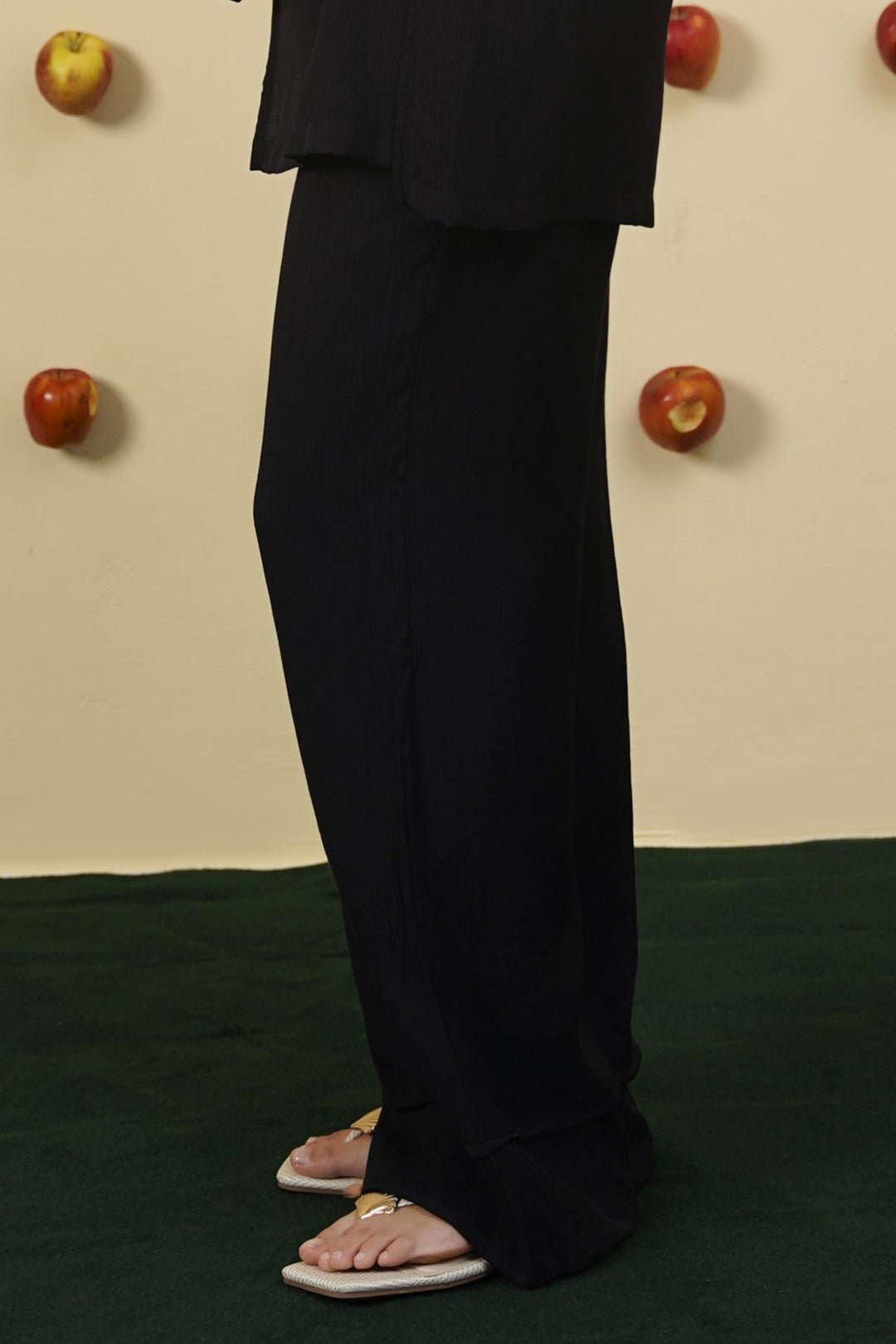 BLACK FLOWY TEXTURED PANTS