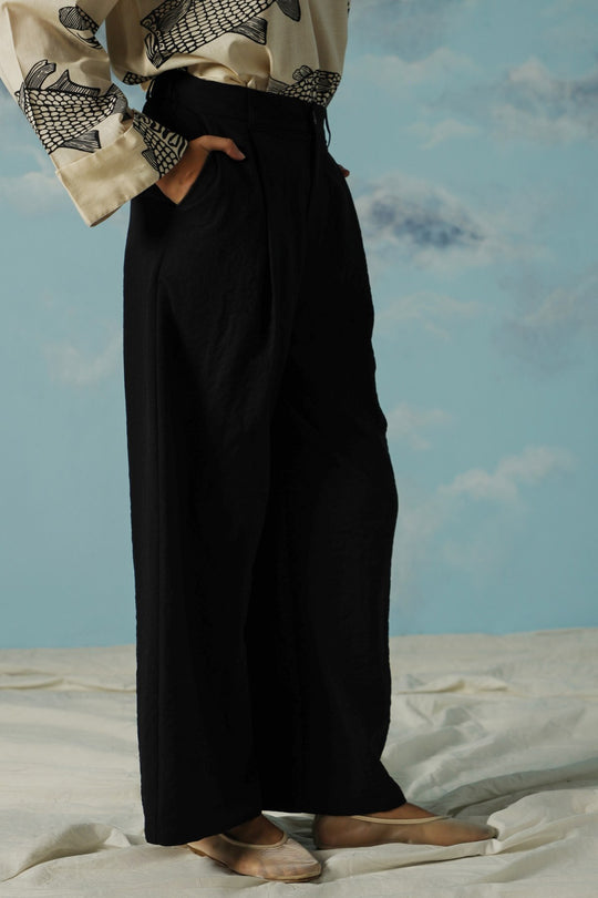 BLACK ESSENTIAL PLEATED PANTS