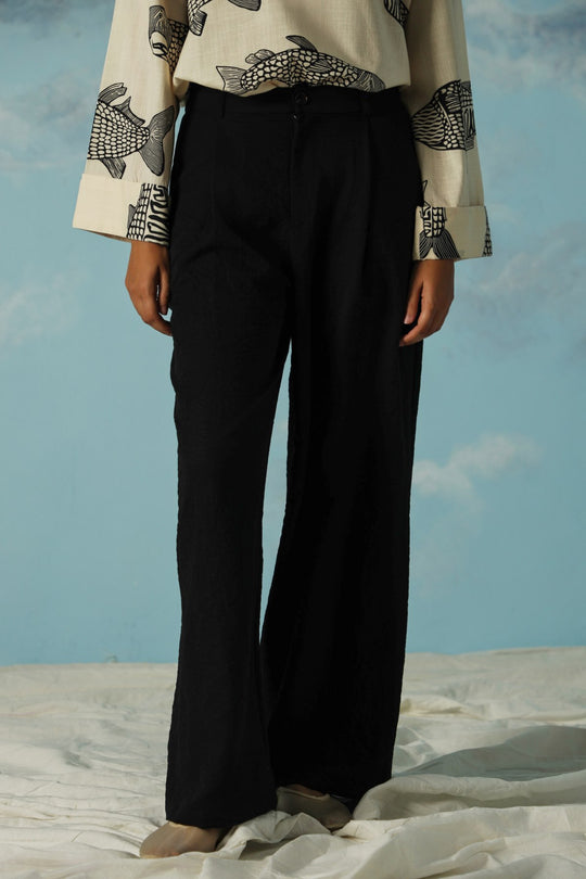 BLACK ESSENTIAL PLEATED PANTS