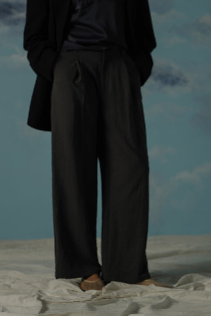 DARK GREY ESSENTIAL PLEATED PANTS