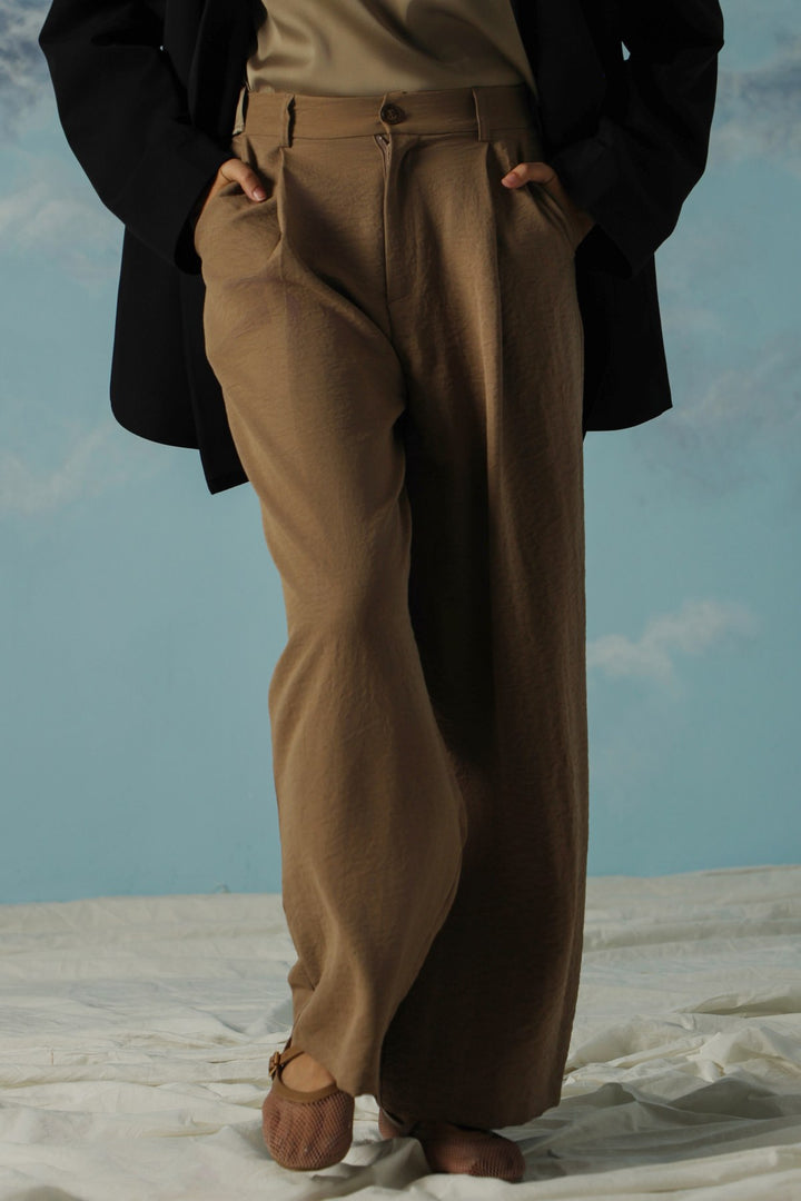 TAUPE ESSENTIAL PLEATED PANTS