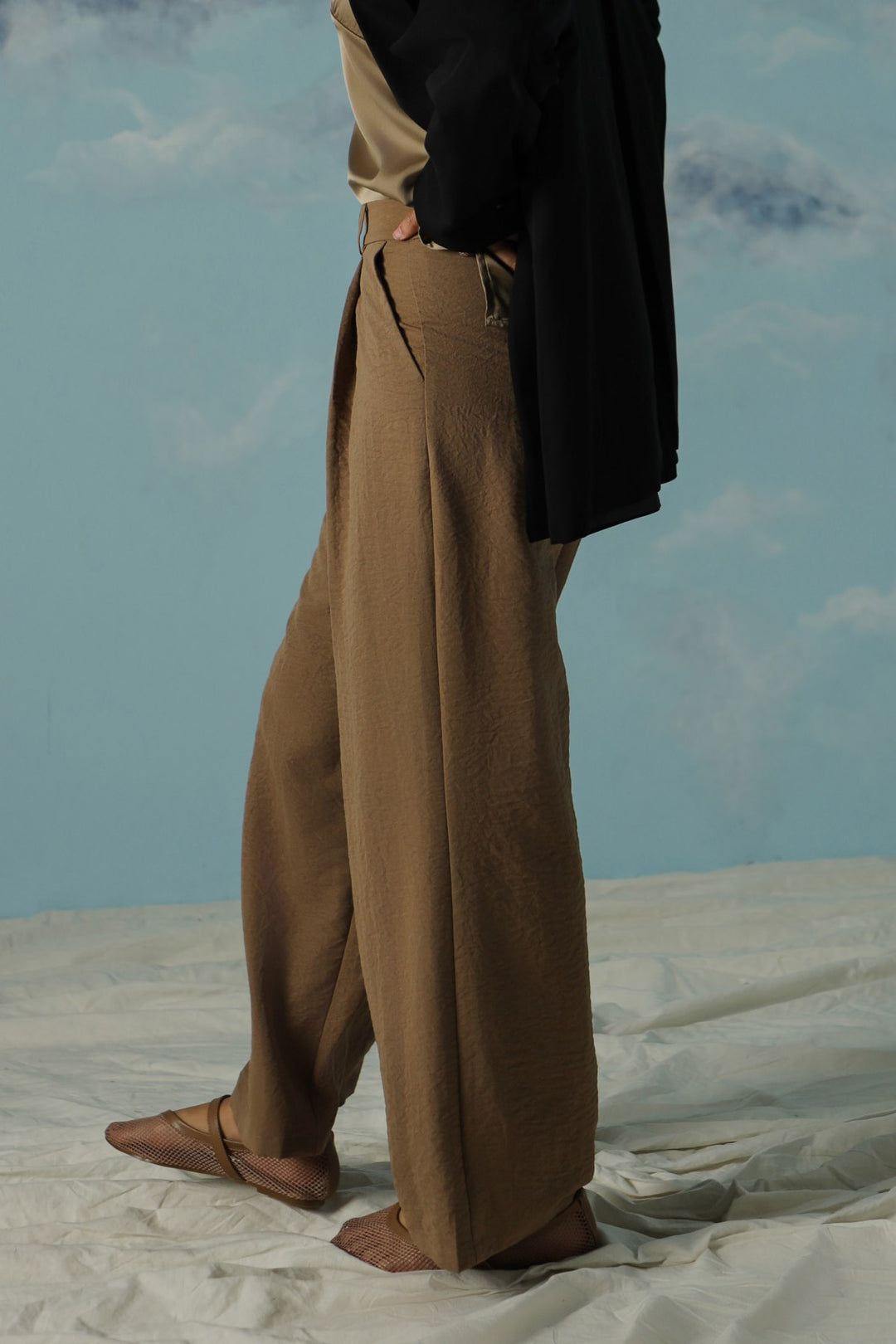 TAUPE ESSENTIAL PLEATED PANTS