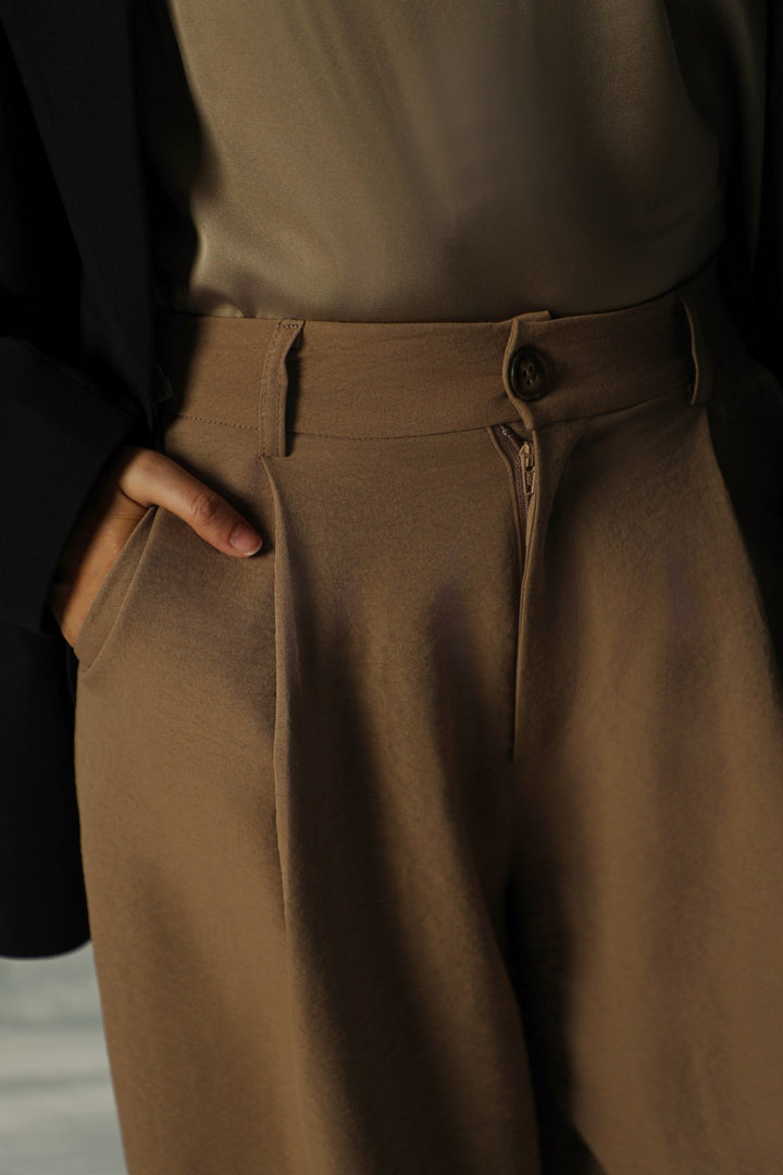 TAUPE ESSENTIAL PLEATED PANTS