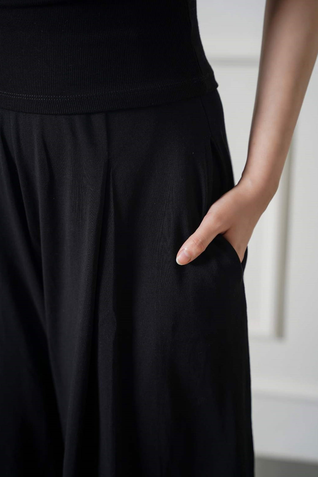 BLACK CROPPED WIDE LEG PANTS