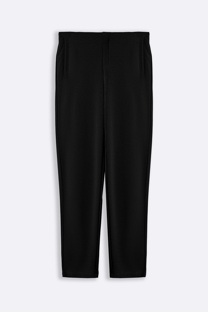 BLACK STRETCHY TAPERED PANTS