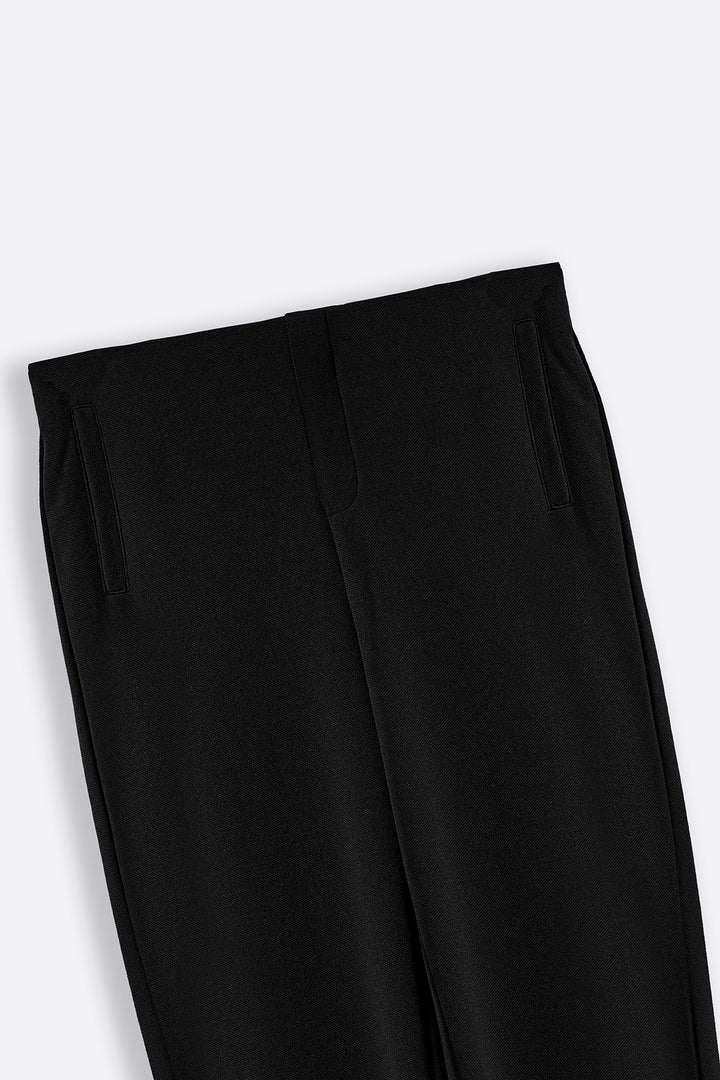 BLACK STRETCHY TAPERED PANTS