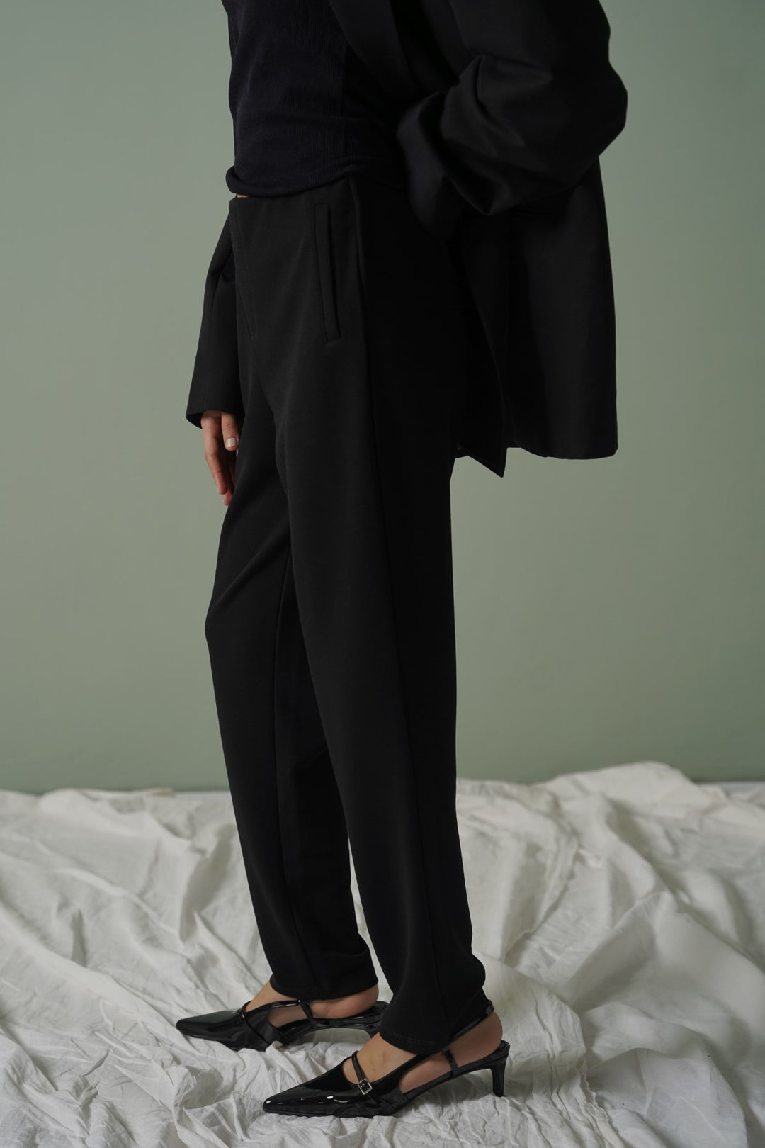 BLACK STRETCHY TAPERED PANTS