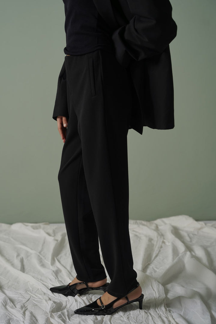 BLACK STRETCHY TAPERED PANTS