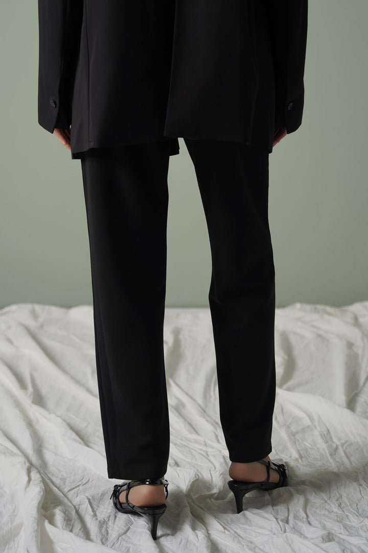 BLACK STRETCHY TAPERED PANTS