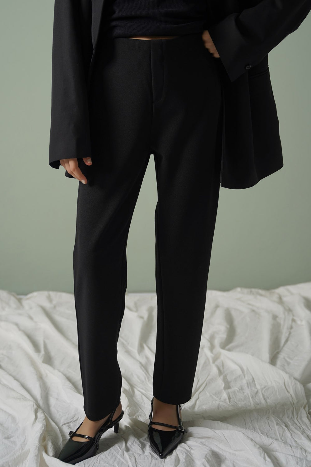 BLACK STRETCHY TAPERED PANTS