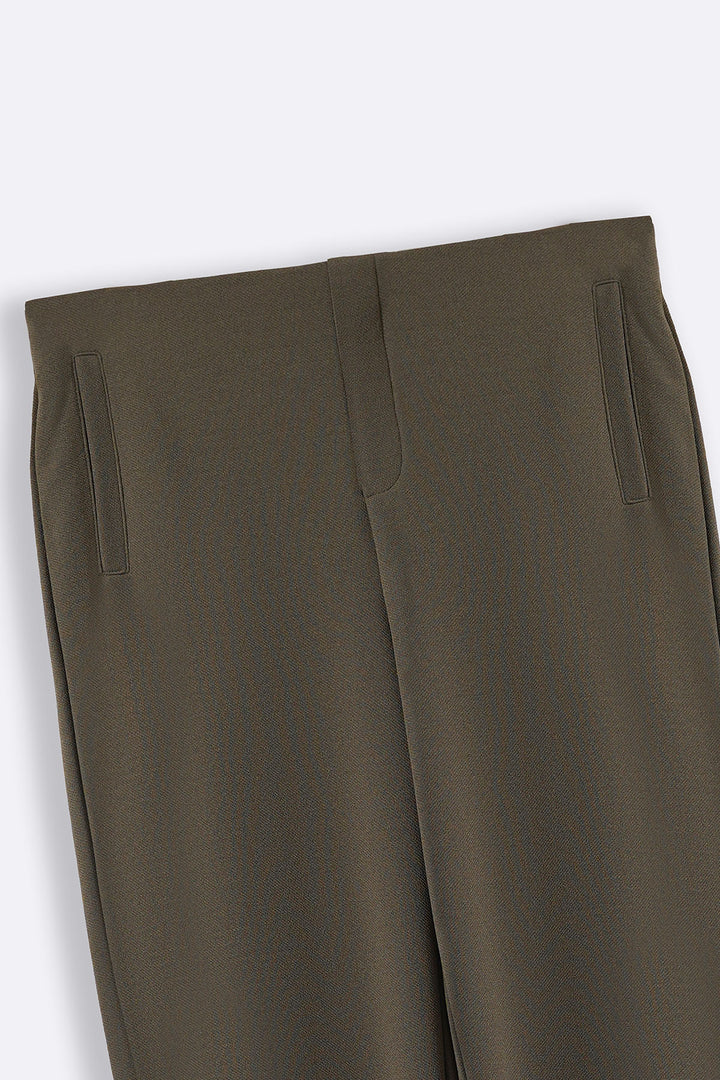 OLIVE STRETCHY TAPERED PANTS