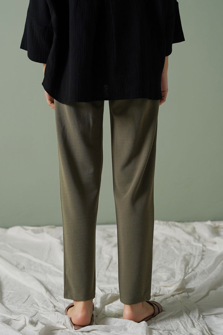 OLIVE STRETCHY TAPERED PANTS