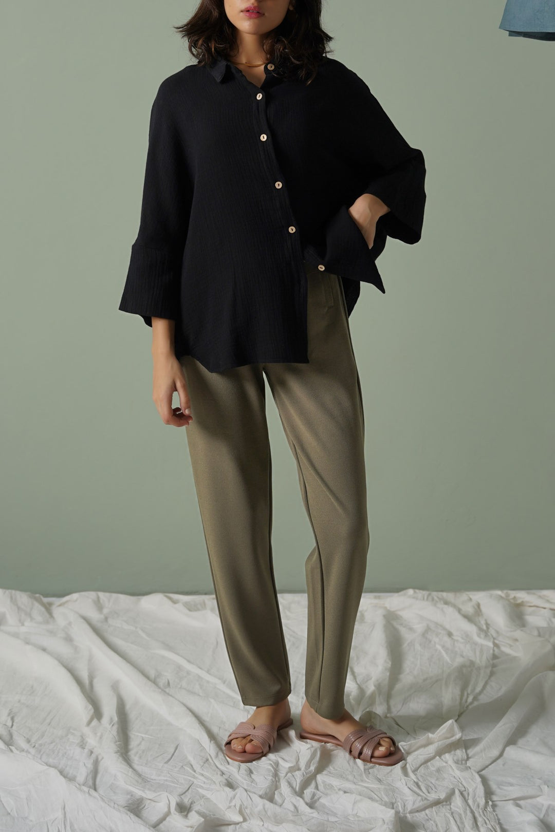 OLIVE STRETCHY TAPERED PANTS