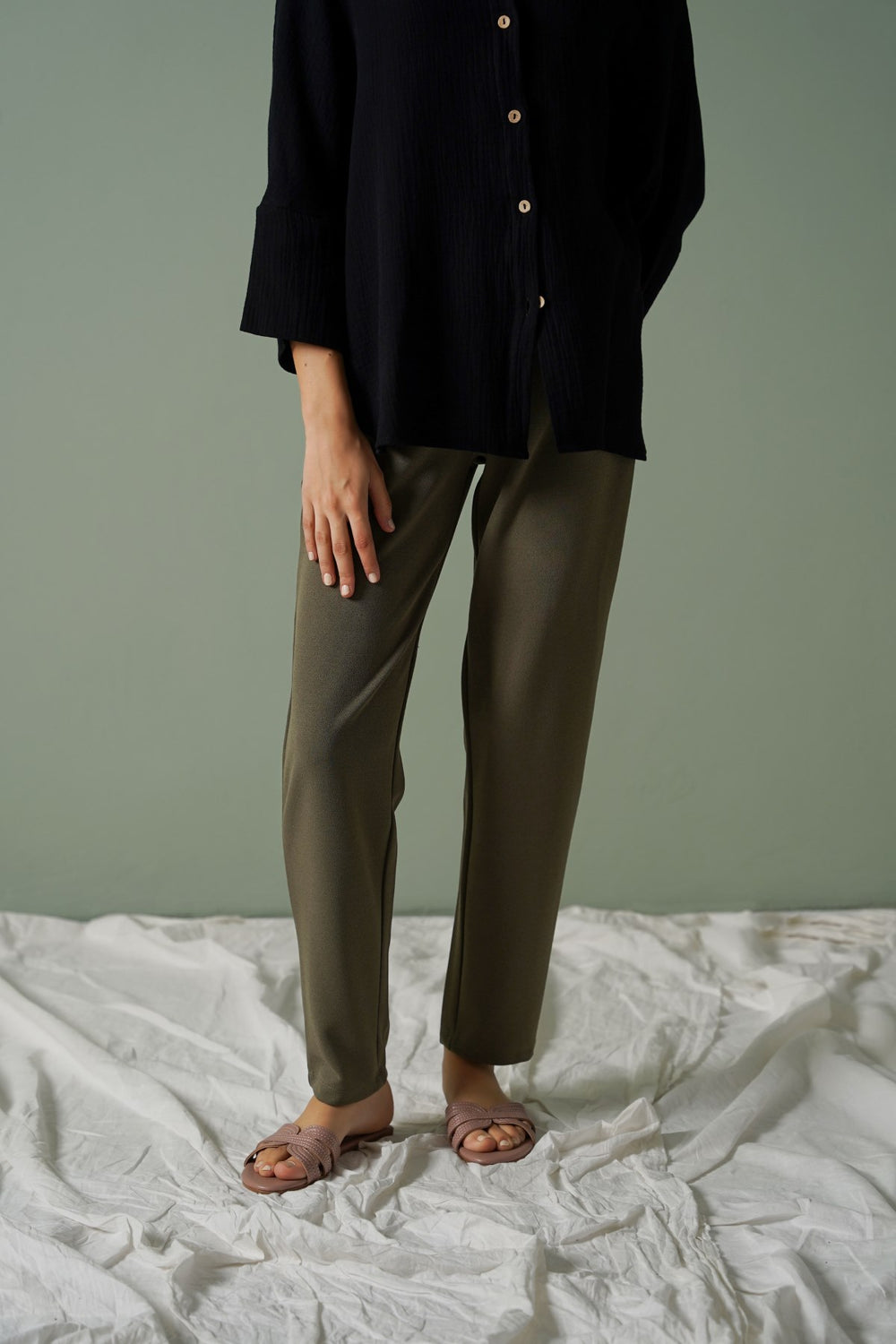 OLIVE STRETCHY TAPERED PANTS