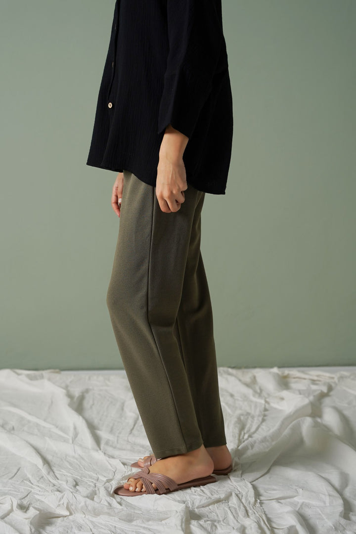 OLIVE STRETCHY TAPERED PANTS