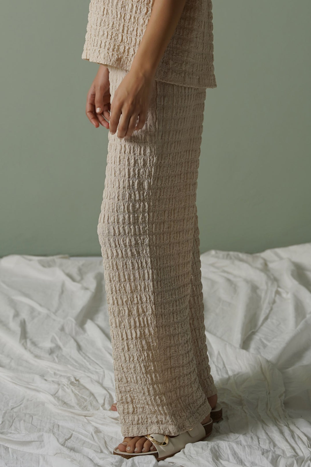 BEIGE BUBBLE CRINKLE PANTS