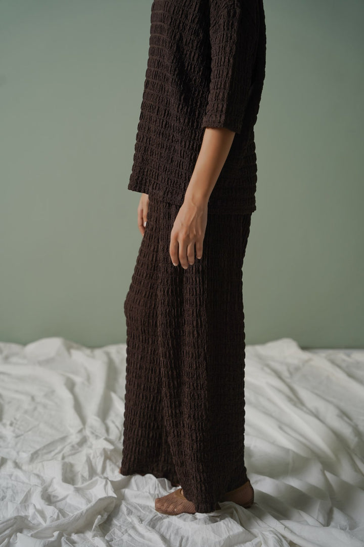 BROWN BUBBLE CRINKLE PANTS