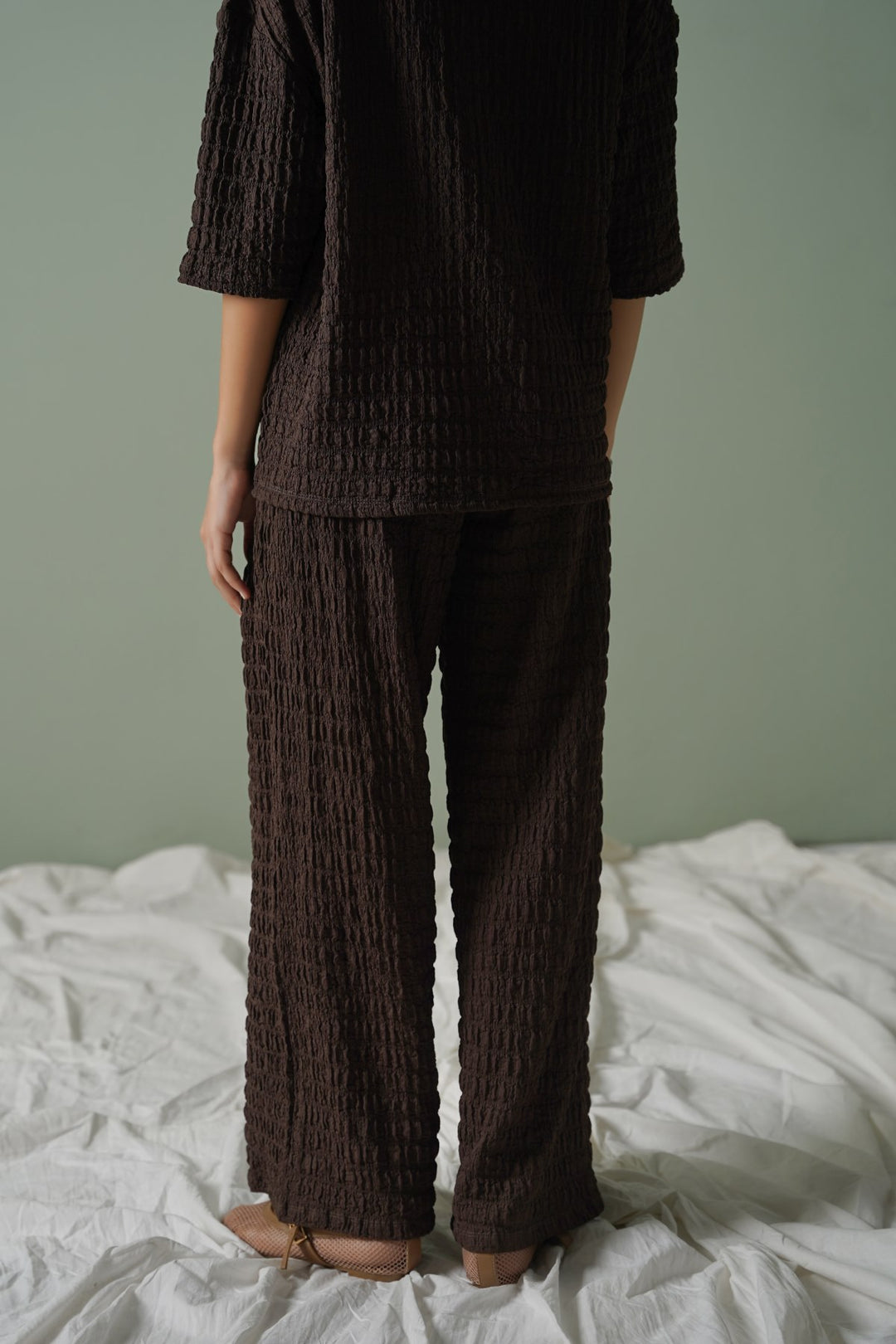 BROWN BUBBLE CRINKLE PANTS
