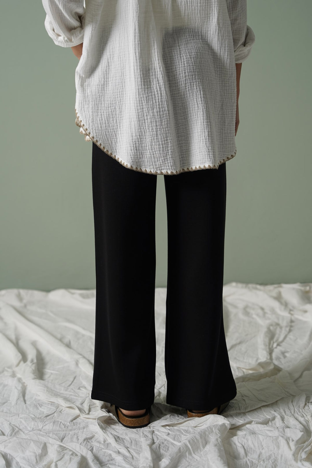 BLACK STRAIGHT LOOSE TROUSERS