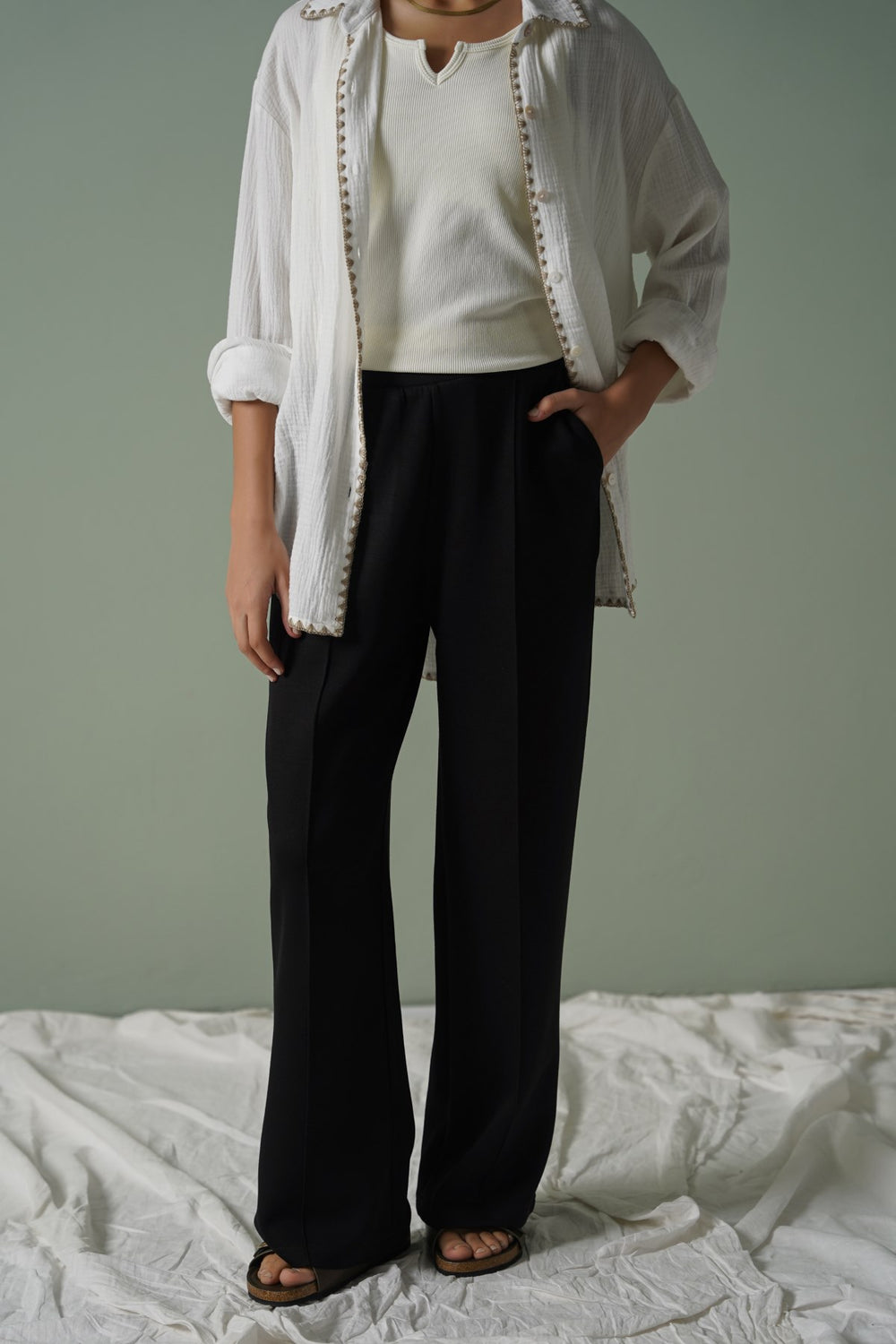 BLACK STRAIGHT LOOSE TROUSERS