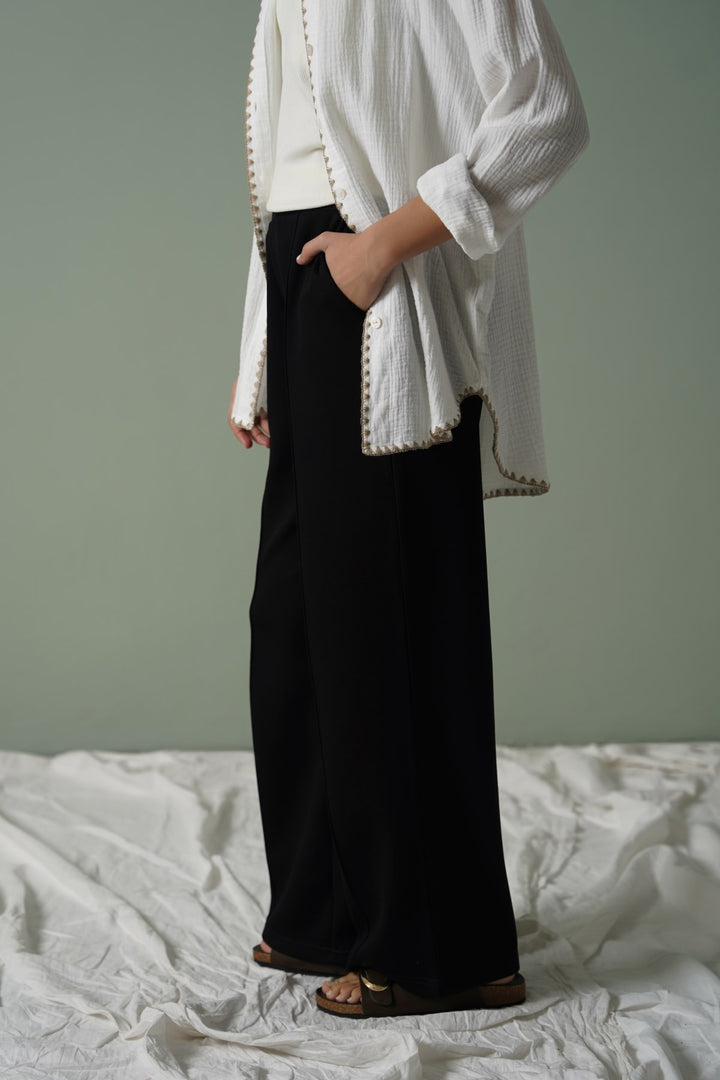 BLACK STRAIGHT LOOSE TROUSERS