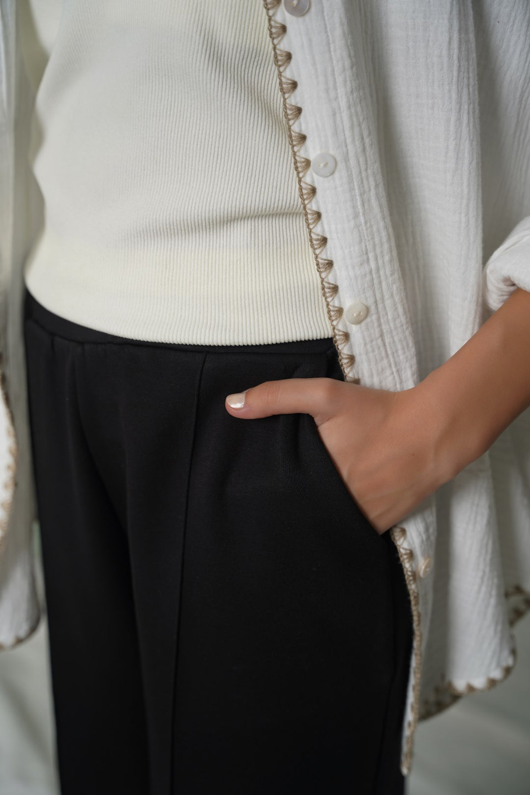 BLACK STRAIGHT LOOSE TROUSERS