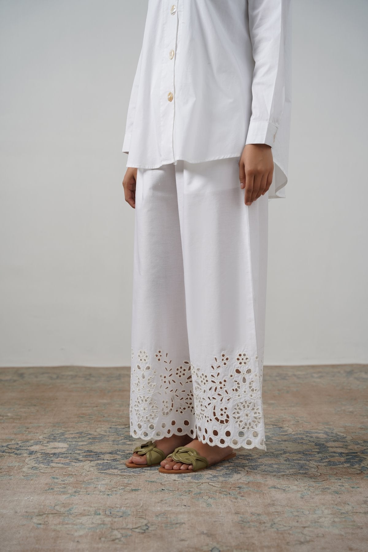 パンツ louren cutwork embroidery pant white M louren cutwork embroidery pant white M - メルカリ